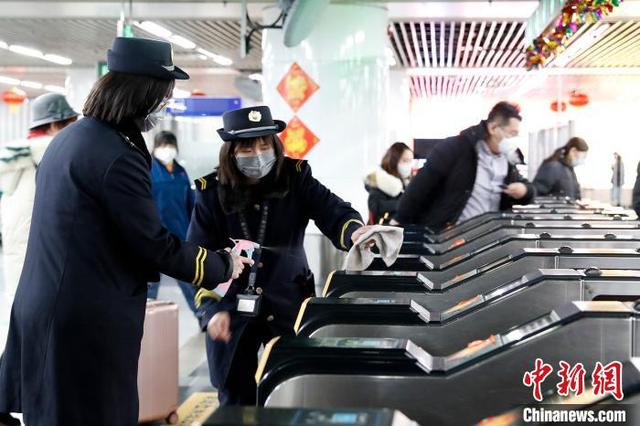 「中国小康网」北京交通部门多措防控疫情：地铁安检设施每小时消毒