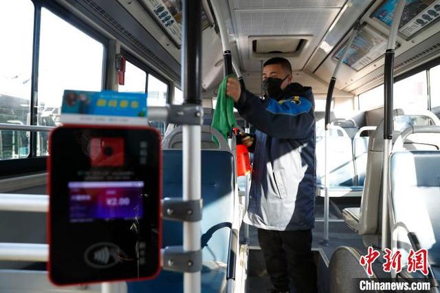 「中国小康网」北京交通部门多措防控疫情：地铁安检设施每小时消毒