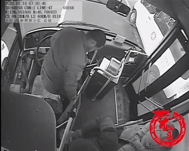 生活报@事发江北新区！一私家车自燃！路过公交司机3分半灭火