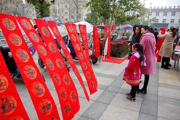 中央纪委国家监委网站■镜头｜书廉送联 喜迎新春