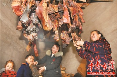 「华声在线」「新春走基层——脱贫攻坚一线见闻」胜花村里腊肉香