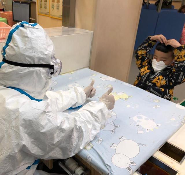 「武汉交通广播」最好的新年礼物：小患儿对护士比心表谢意