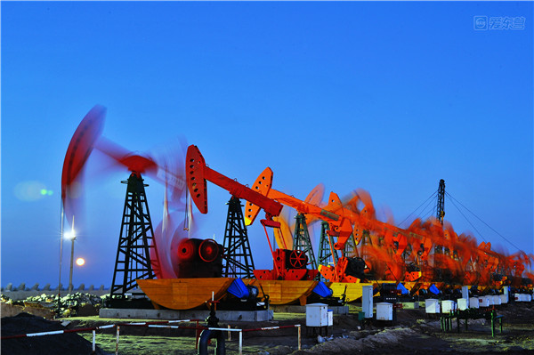挥舞手臂的采油机. 朱克民 摄