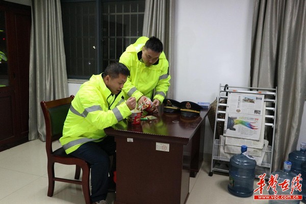 【华声在线】岁末，他们依旧在高速公路守望着除夕的烟火