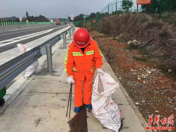 【华声在线】岁末，他们依旧在高速公路守望着除夕的烟火