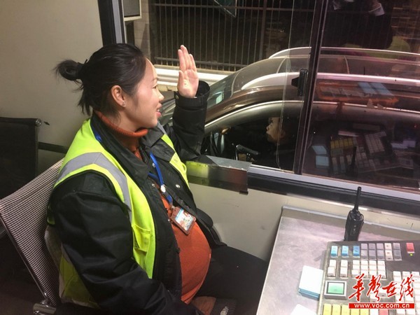 【华声在线】岁末，他们依旧在高速公路守望着除夕的烟火