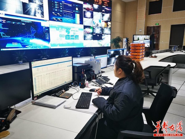 【华声在线】岁末，他们依旧在高速公路守望着除夕的烟火