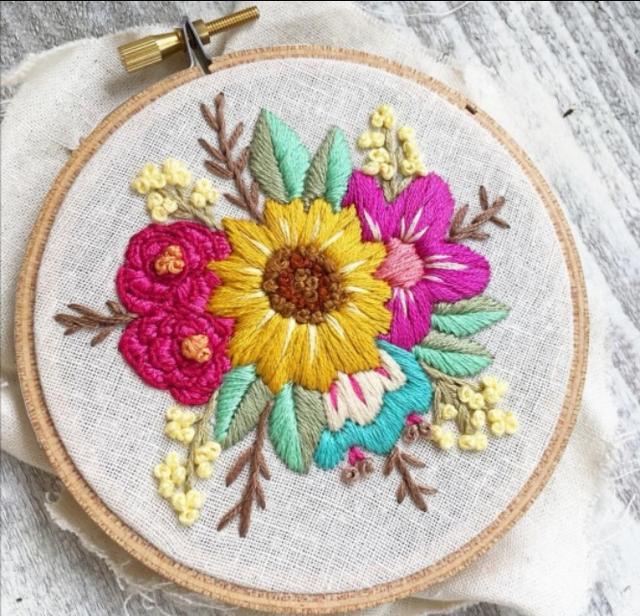 今天分享的作品主题是刺绣花花草草,色彩搭配鲜艳好看,图案也不是很