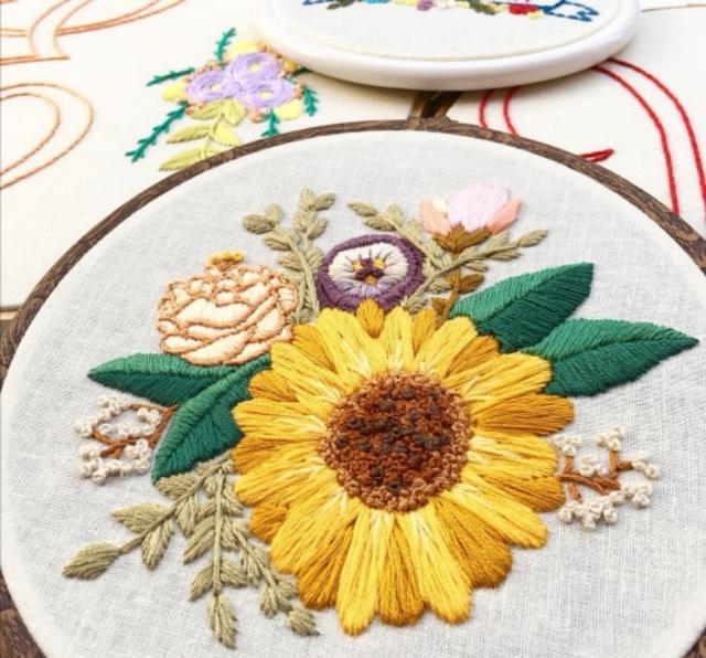 今天分享的作品主题是刺绣花花草草,色彩搭配鲜艳好看,图案也不是很