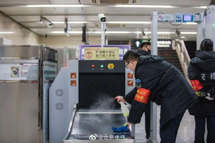 环球时报@北京地铁在35座车站增设体温测试防范疫情，遇异常将及时送医