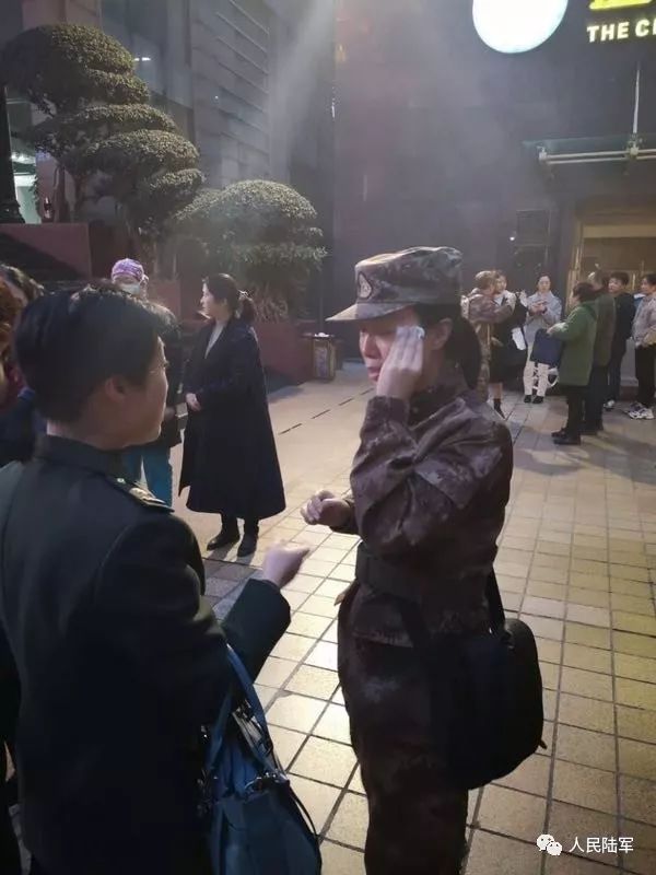 #中国经济网#砥柱中流！陆海空医疗大军昨星夜入汉