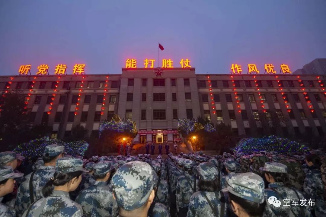 #中国经济网#砥柱中流！陆海空医疗大军昨星夜入汉