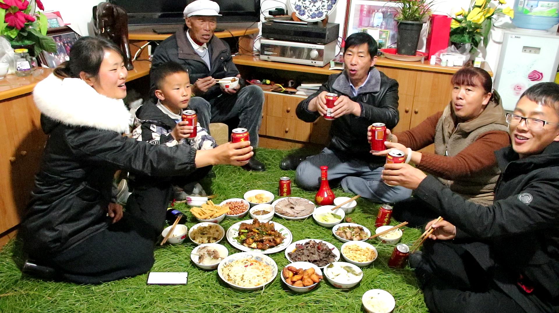 云南山里人吃年夜饭松针铺地坐着吃团团圆圆过大年