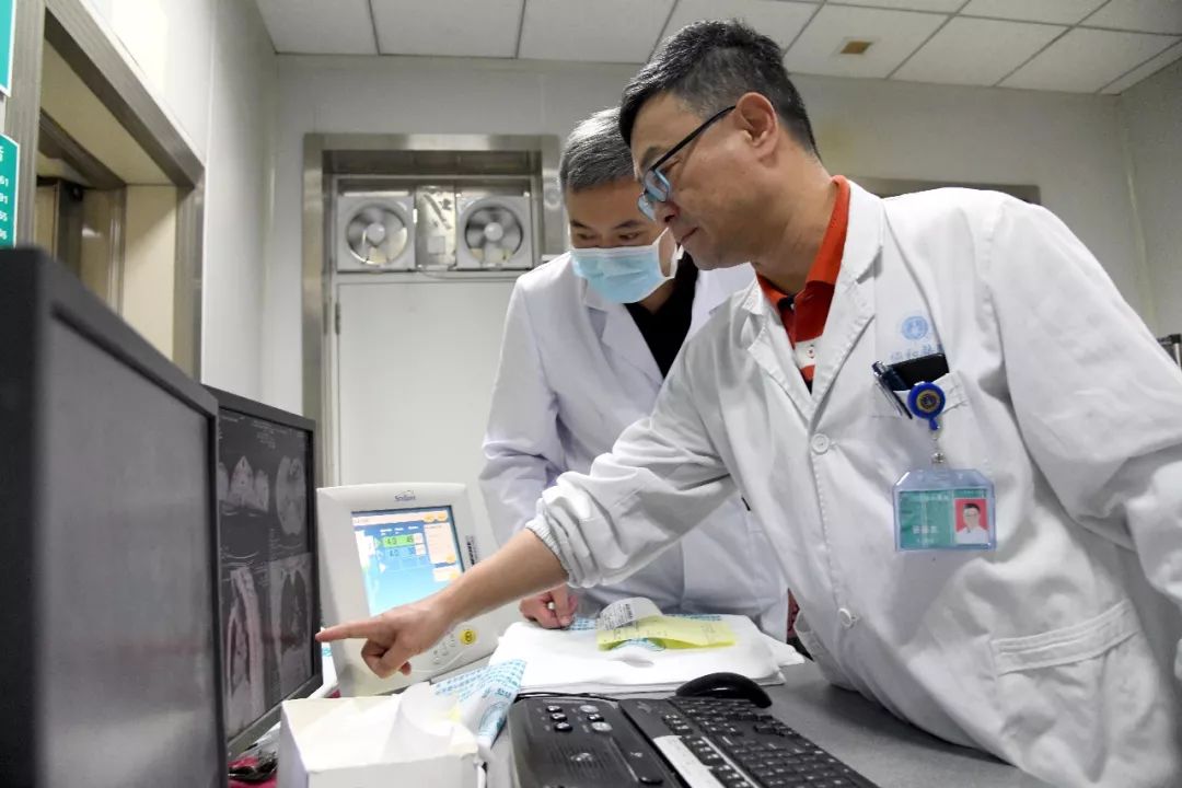 [瞭望智库]专家组副组长感染新冠肺炎竟在家里治愈了，他是这么做到的