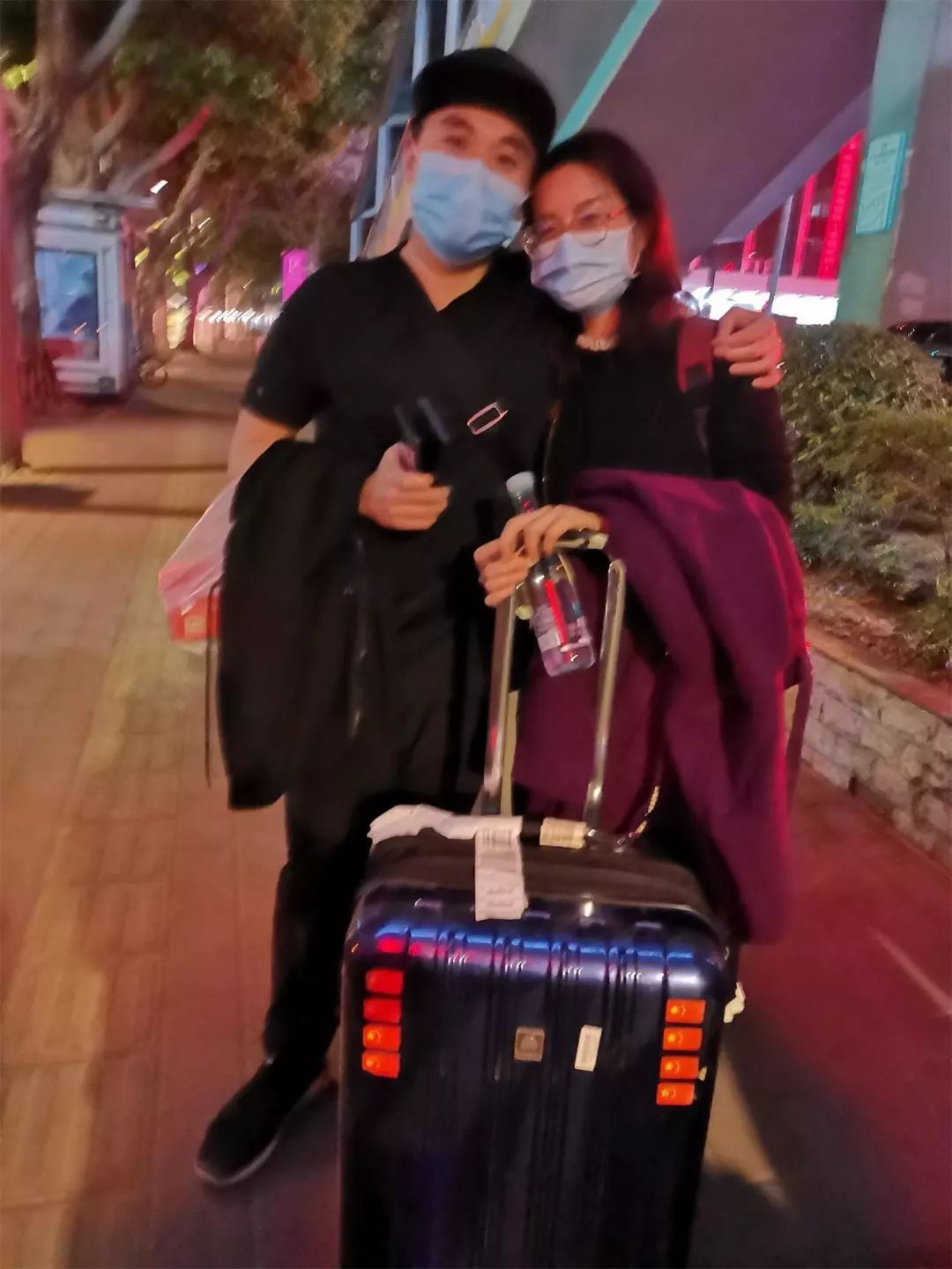 证券时报：最新数据：全国确诊1287例！除夕夜，解放军、广东等多支医疗队驰援武汉