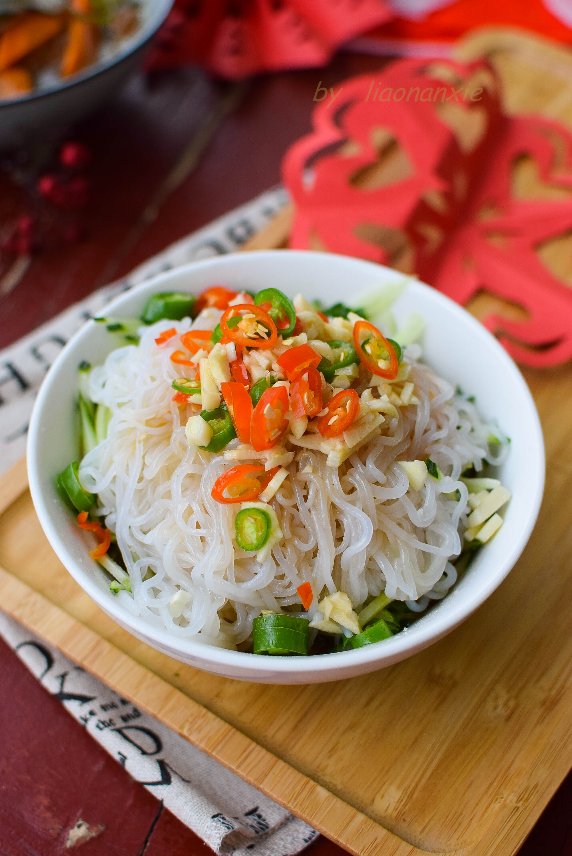 除了黄瓜,还可以用胡萝卜和菠菜加魔芋丝,拌成芥末三丝也很好.