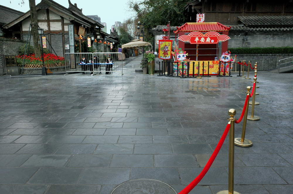 宽巷子东广场路口窄巷子东端路口的保安人员关闭之后清静的宽窄巷子窄