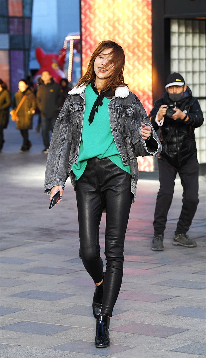 在需要防护的日子里穿着简单是上策美女的皮裤简单又好搭