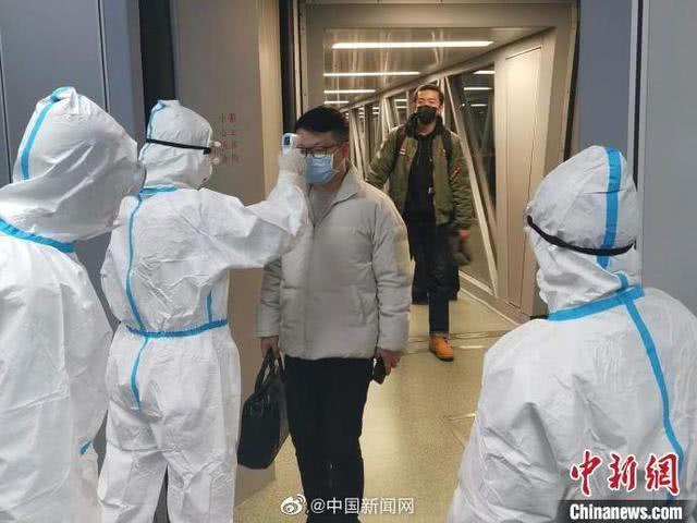 红星新闻：武汉市长要求：选择“居家隔离”的武汉住户应该在自家门口挂牌