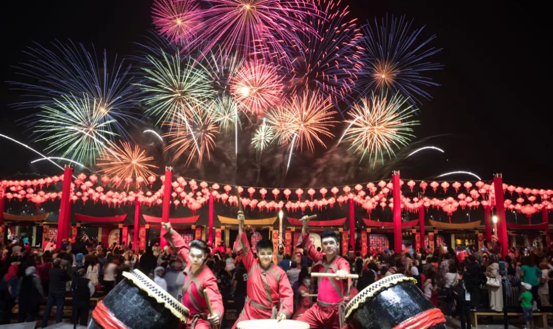 在迪拜每一个重要地标,都安排了中国春节活动,放出了中国新年的巨型