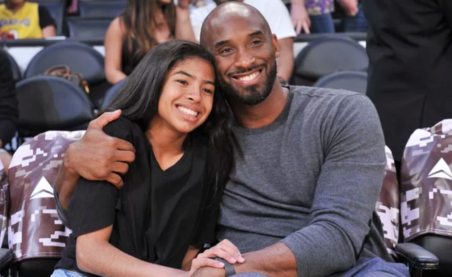 泪目!天赋最高的二女儿吉安娜,陪老爸科比一起到天堂打篮球