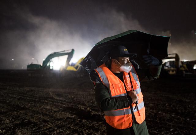 「新华社新媒体」我在现场｜除夕夜凄冷宁静，火神山热火朝天