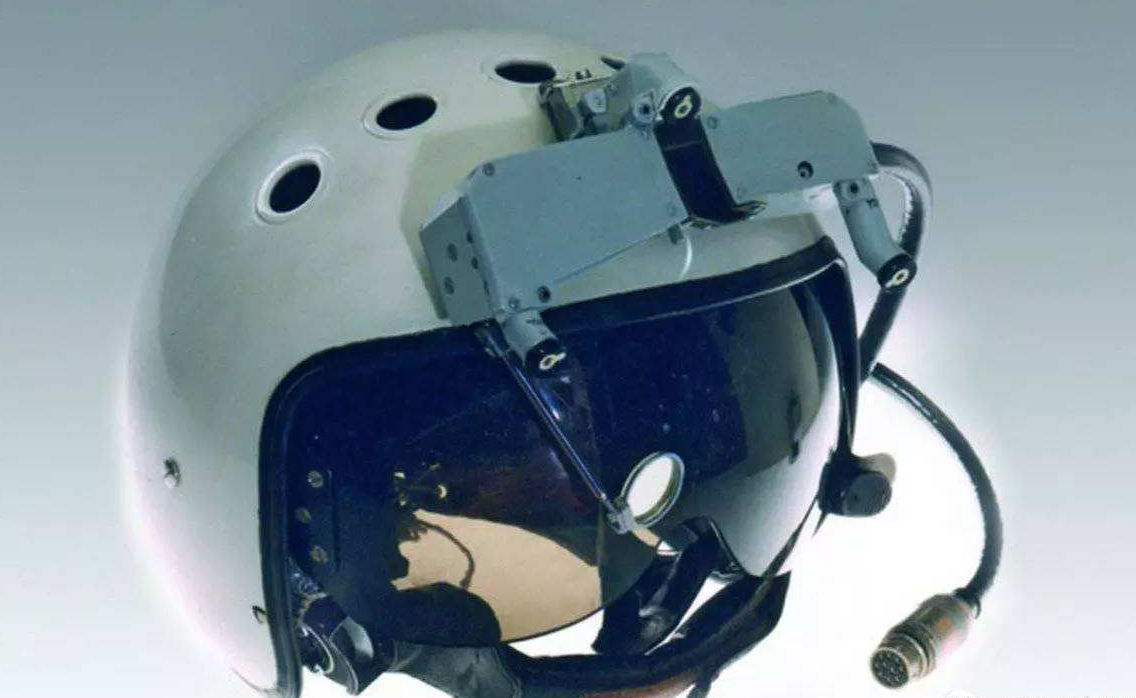 在纪录片中,我们可以看到目前歼20的飞行员已经全面装备了全新头盔