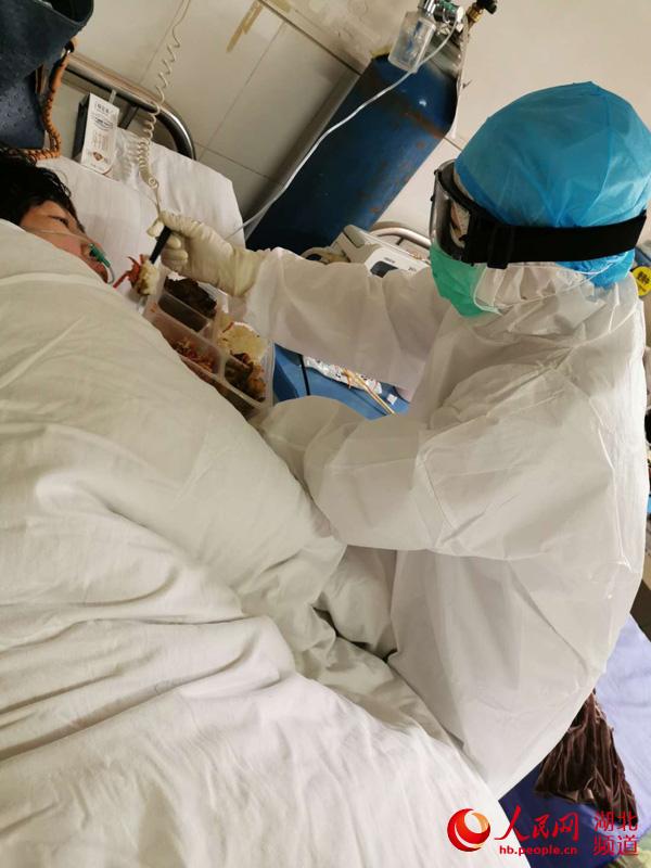 #人民湖北#医护人员为患者喂饭
