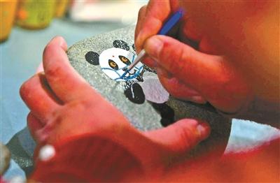 「中国小康网」学习绘制“国宝石”低收入农户轮椅上画熊猫年入过万