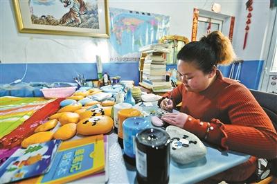 「中国小康网」学习绘制“国宝石”低收入农户轮椅上画熊猫年入过万