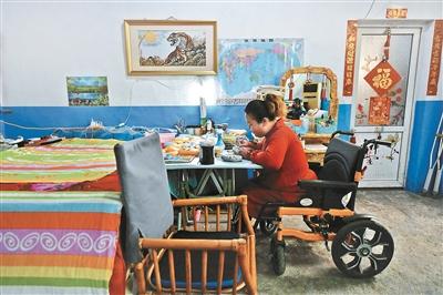 「中国小康网」学习绘制“国宝石”低收入农户轮椅上画熊猫年入过万