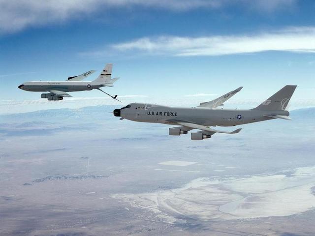 #中国小康网#C-5油箱很大吗？KC135见到瞬间变弟弟，想加满至少来两架