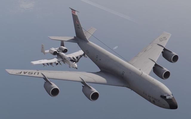 #中国小康网#C-5油箱很大吗？KC135见到瞬间变弟弟，想加满至少来两架