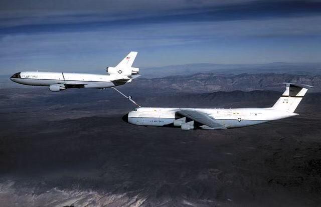 #中国小康网#C-5油箱很大吗？KC135见到瞬间变弟弟，想加满至少来两架
