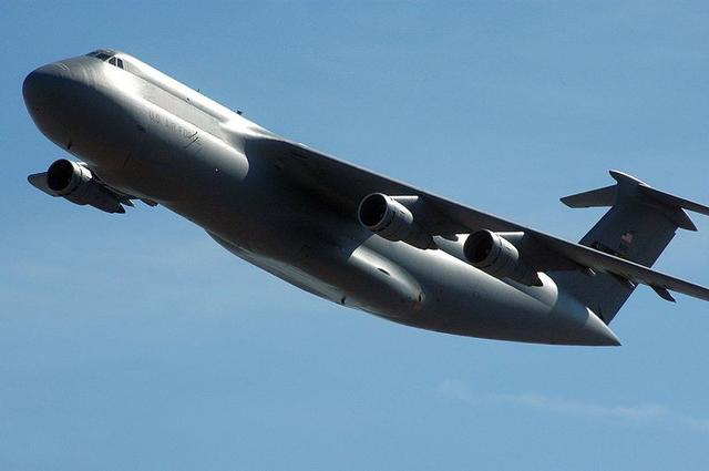 #中国小康网#C-5油箱很大吗？KC135见到瞬间变弟弟，想加满至少来两架