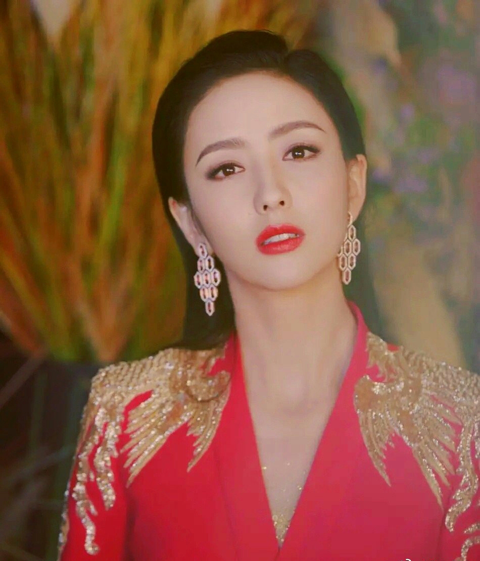 周冬雨,杨紫,佟丽娅和张天爱等,春晚都是红礼服,哪个你最喜欢