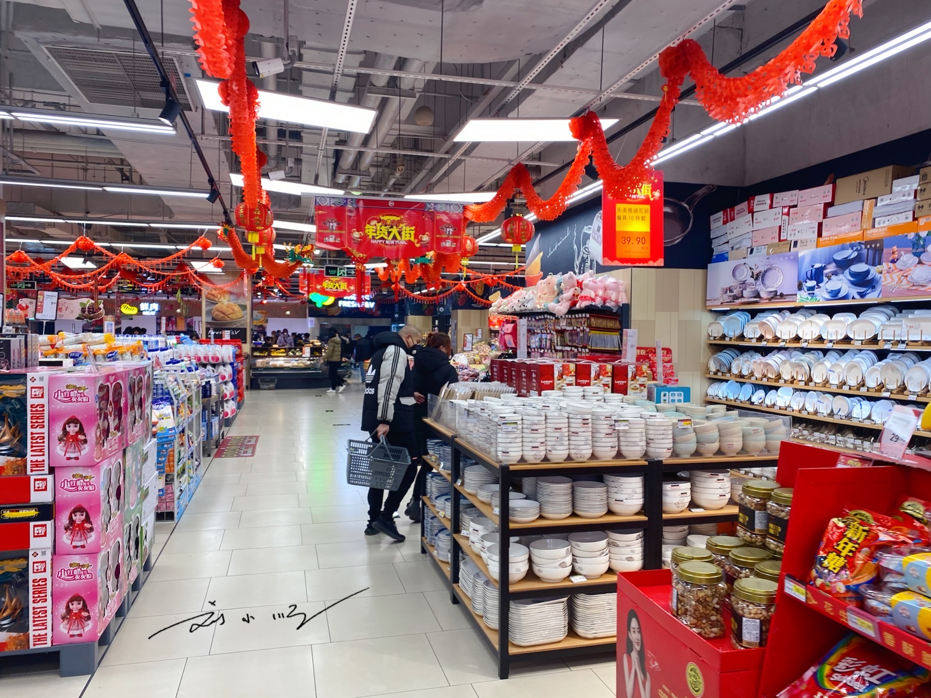 实拍大年初四的上海郊区超市,货物充足人不少,大家都戴了口罩