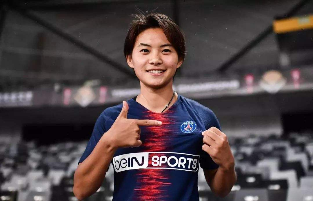 就是有着女梅西之称的王霜,他此前效力的就是法甲的巴黎圣日耳曼女足