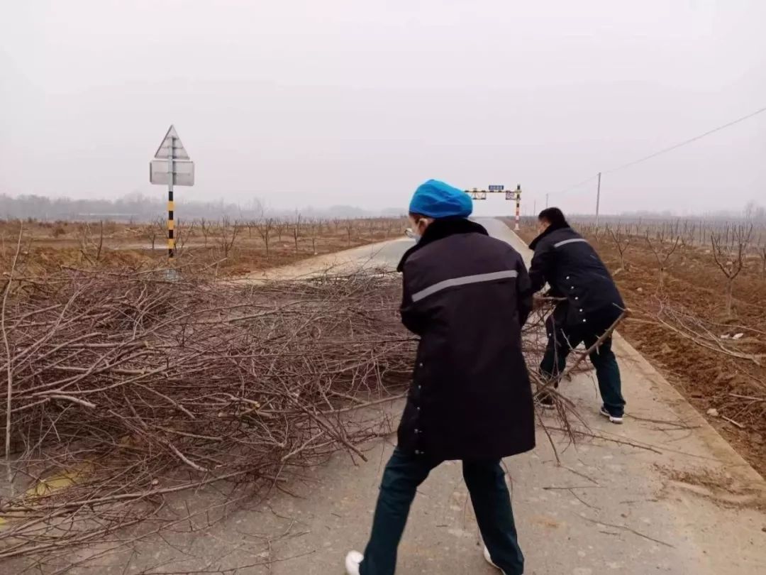 「易网资讯」请不要这样封村、封路，留个生命通道给消防车和救护车！