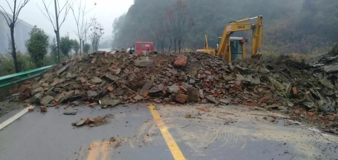 「易网资讯」请不要这样封村、封路，留个生命通道给消防车和救护车！