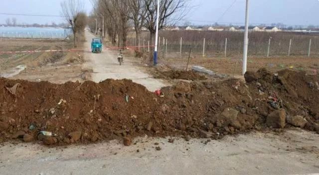 「易网资讯」请不要这样封村、封路，留个生命通道给消防车和救护车！