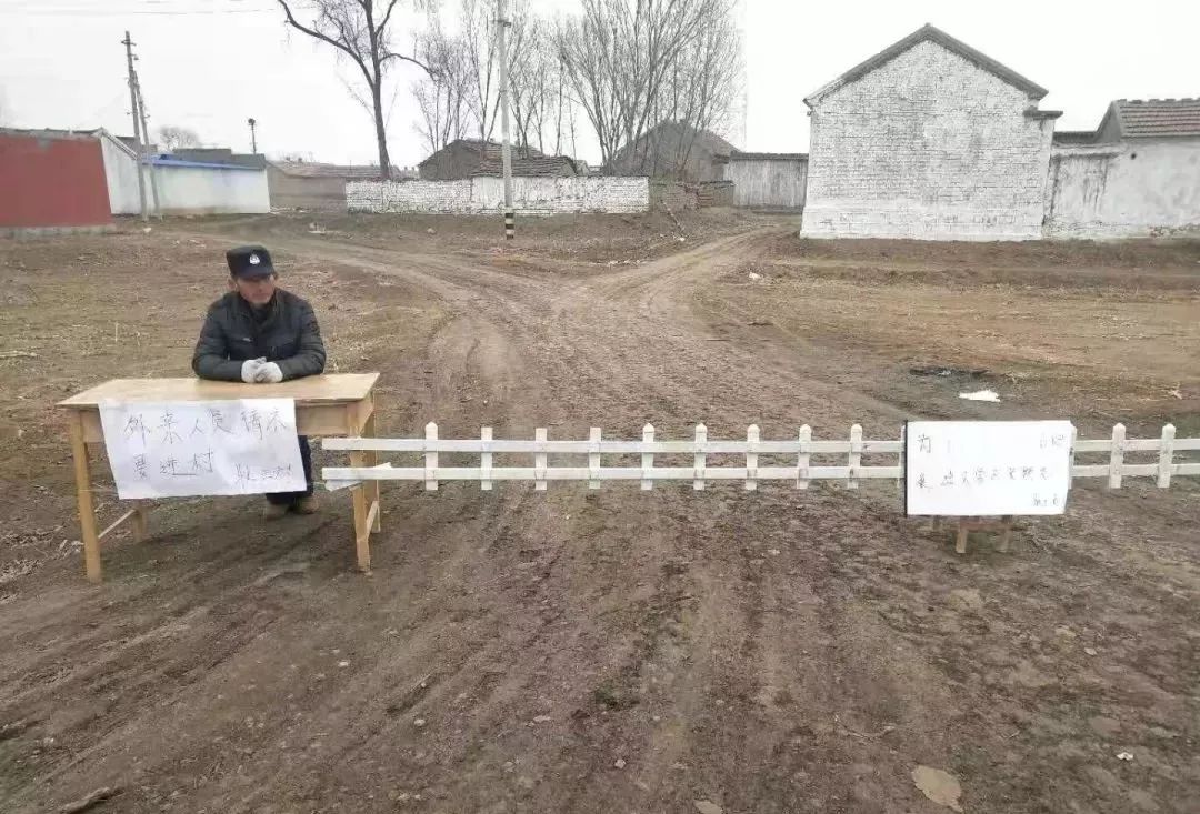 「易网资讯」请不要这样封村、封路，留个生命通道给消防车和救护车！