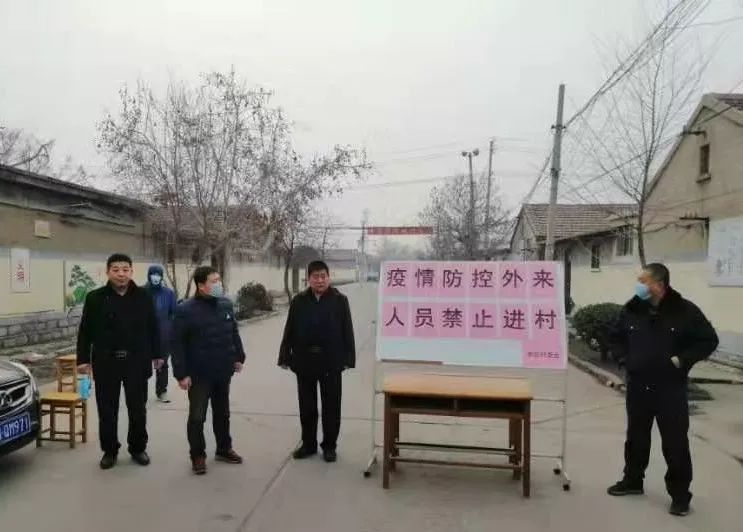 「易网资讯」请不要这样封村、封路，留个生命通道给消防车和救护车！