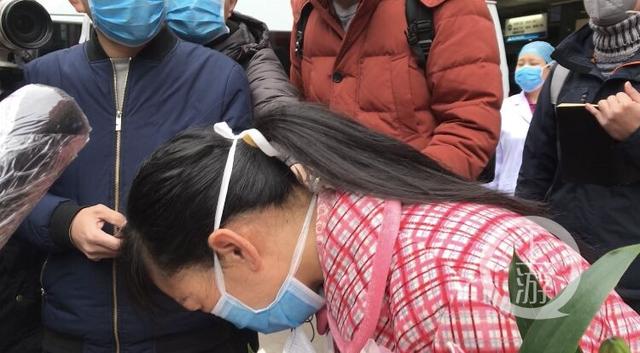 #七一网#关注｜重庆首例治愈患者鞠躬致谢医护人员：我在病房感到很安心