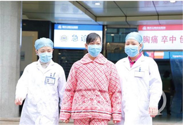 #七一网#关注｜重庆首例治愈患者鞠躬致谢医护人员：我在病房感到很安心