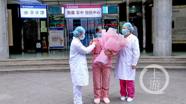 #七一网#关注｜重庆首例治愈患者鞠躬致谢医护人员：我在病房感到很安心