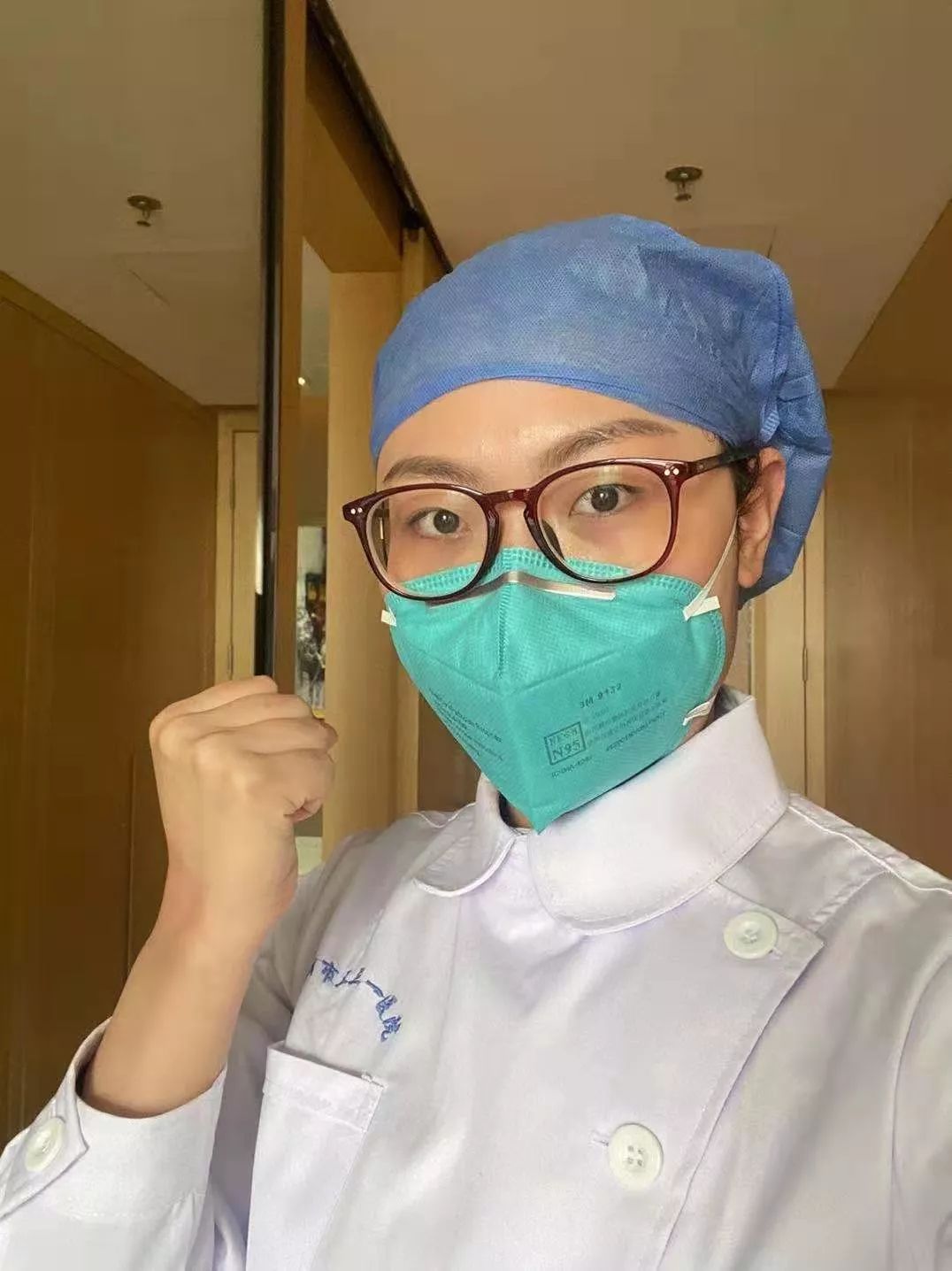 "95后"援鄂护士谢燕飞:火线递交入党申请书