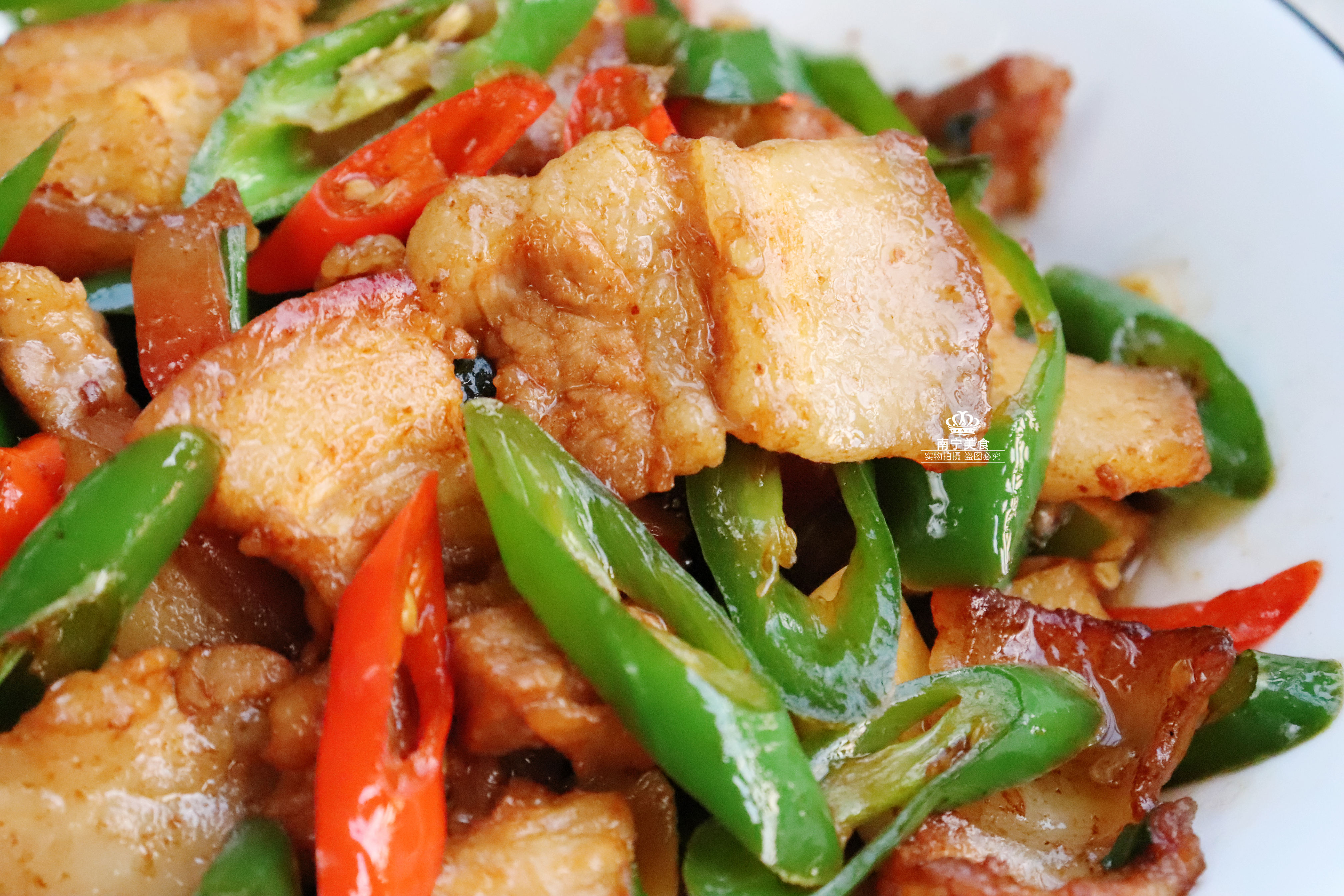 辣椒炒肉时先炒肉还是辣椒教你正确做法肉质酥香不腻特下饭