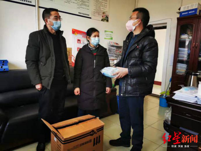 「红星新闻」成都郫都一药房捐了1800个口罩：不卖了，全部捐给需要的人