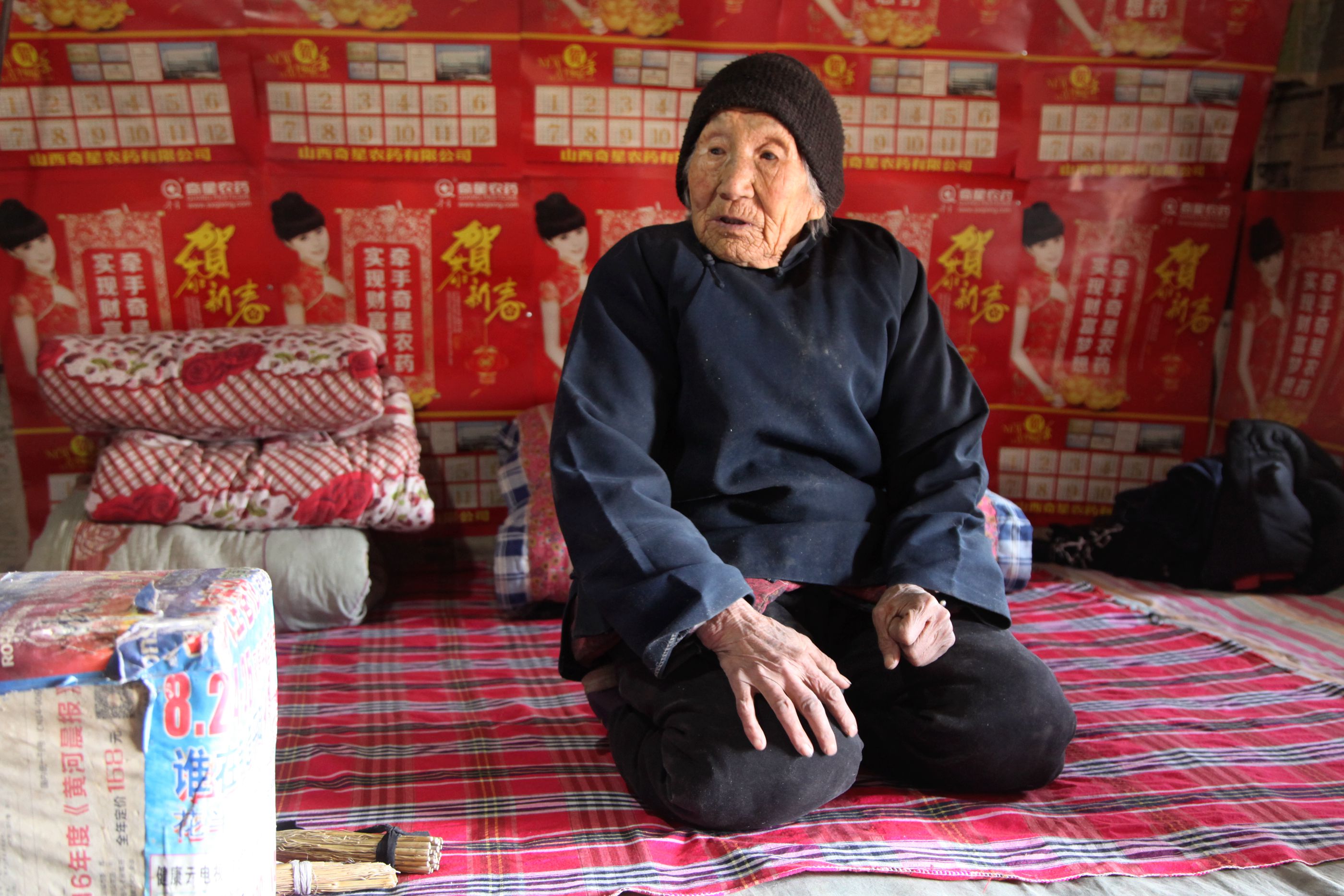 农村109岁老奶奶喜欢喝白酒过年收到10瓶看能喝多少天